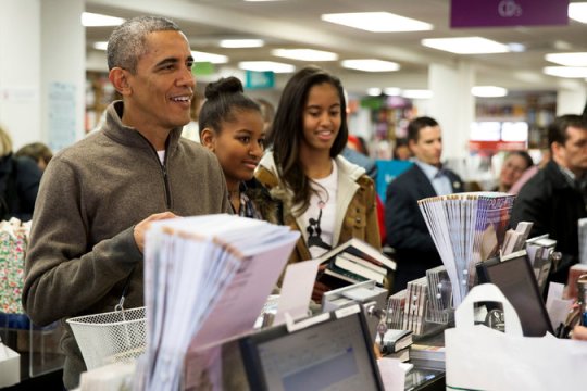 Obamas go book shopping.